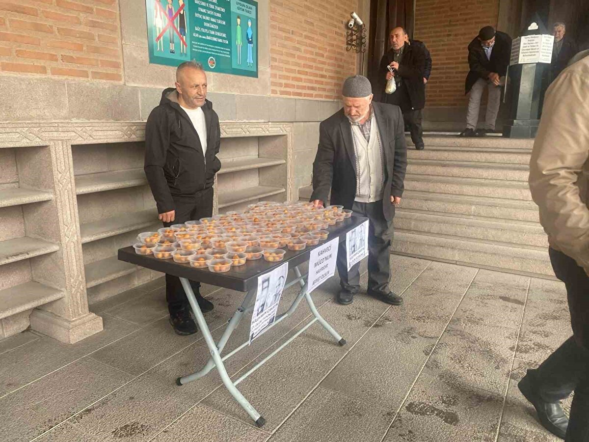 Devamını isteriz. Özlüyoruz. Allah rahmet eylesin tabii ki. İyi bir insandı. Hayrına lokma dağıttık, Allah kabul etsin" ifadelerini kullandı.<br>Dağıtılan lokmayı yiyen vatandaşlardan biri ise "Mekanı cennet olsun. Allah Peygamber Efendimize komşu eylesin inşallah" dedi.