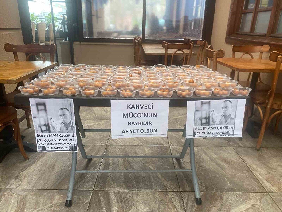 "Vefat ettiğinde Türkiye’de gıyabi cenaze namazları kılındı"<br><br>Süleyman Çakır’ın vefatının 21. Yılında lokma dağıtan Mücahit Çelebi, günümüzdeki dizilerin yalan dolan üzerine kurulu olduğunu ileri sürerek, "Günümüzdeki dizilerin gençlere kötü ve olumsuz örnek olmasına binaen tarihe damgasını vurmuş bir dizi olan Kurtlar Vadisi’nde önemli bir karakter olan Süleyman Çakır’ın koca bir nesle delikanlılığı, doğruluğu, dürüstlüğü öğretmesine binaen bugün burada lokma dağıttık.