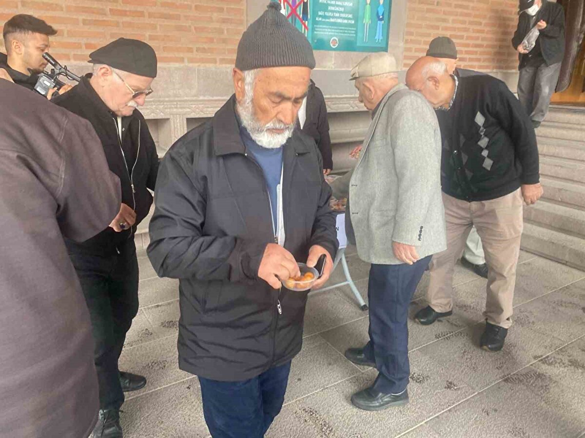 Oktay Kaynarca tarafından canlandırılan ve Kurtlar Vadisi dizisinin 43’üncü bölümünde yaralanarak 45’inci bölümünde diziye veda eden Süleyman Çakır karakterinin öldüğü tarih olan 8 Nisan 2004’te gıyabi cenaze namazı düzenlenmişti. O tarihten beri düzenli olarak her yıl ölüm yıl dönümünde lokma dağıtıldı. 21’inci ölüm yıl dönümünde ise Mücahit Çelebi tarafından Hacı Bayram Veli Camii’nin avlusunda öğle namazının ardından lokma dağıtıldı.