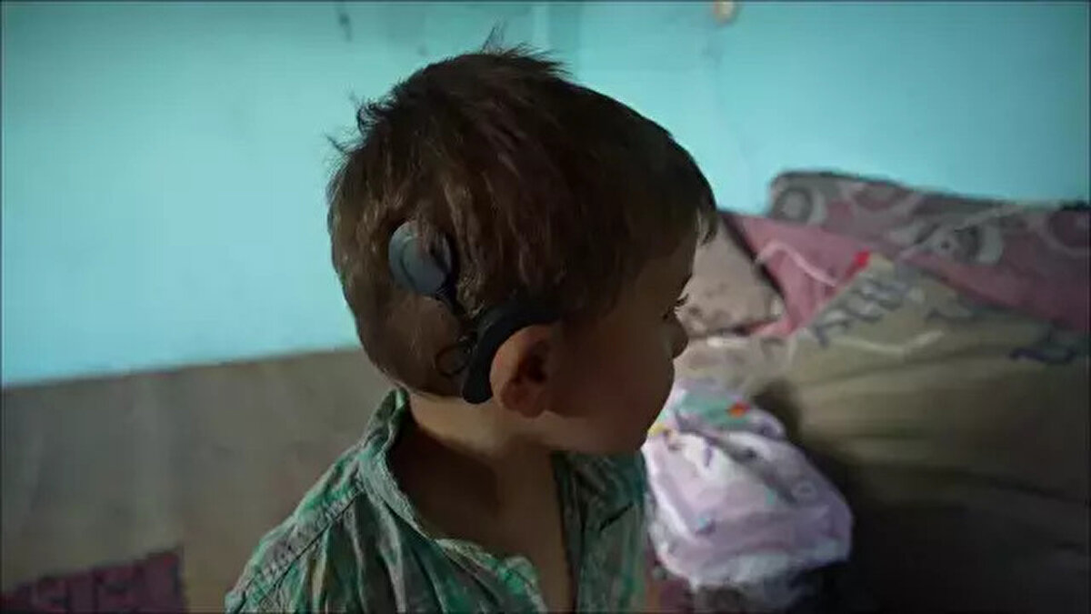 "Bu köy hep engelli"<br>Mahalle sakinlerinden 85 yaşındaki Satı Tozun, "4 engelli çocuğum var. Ayrı yaşayan çocuğumun da 3 çocuğu var, hepsi sağır ve dilsiz. Görümcemin de engelli çocukları var. Bu köy tamamen engelli dolu" ifadelerini kullandı.