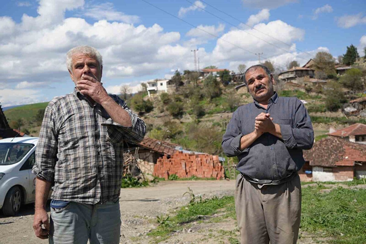 "Sağlam insan yok"<br>Mahallesindeki durumu anlatan Gökova Mahallesi Muhtarı Eyüp Tozun, "Mahallemiz ilçeye oldukça uzak. Bu nedenle çeşitli sıkıntılar yaşıyoruz. Mahallemizde engelli, sağır ve dilsiz sayısı çok fazla. 100-120 kişi yaşıyor, yarısı engelli. Bu durumun akraba evliliğinden değil, sağlıksız su kaynaklarından kaynaklandığını düşünüyorum. Biz mahalleli olarak işaret diliyle anlaşmayı öğrendik. Dışarıdan gelenler ise iletişimde zorlanıyor. 9 kardeşiz, 4’ü engelli. Sağlam insan neredeyse yok" açıklamasında bulundu.
