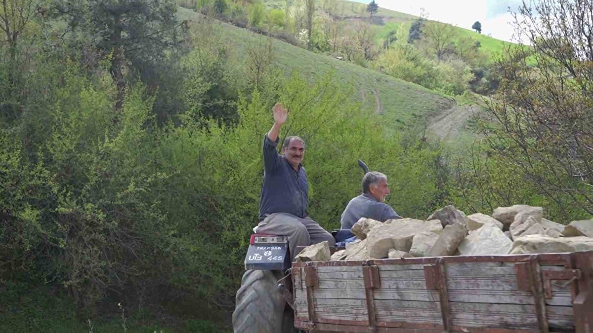 "Akraba evliliğinden midir, bilmiyoruz"<br>Gökova Mahallesi’nde yaşayan Rahmi Çizin, "Mahallemizde toplamda 48 engelli birey var. Hepsi bakıma muhtaç. Suyumuz yok, sıkıntıdayız. Bu durum akraba evliliğinden mi, yoksa sudan mı kaynaklanıyor, bilmiyoruz ama köyde engelli oranı çok yüksek. Hepsi de bakıma muhtaç" şeklinde konuştu.