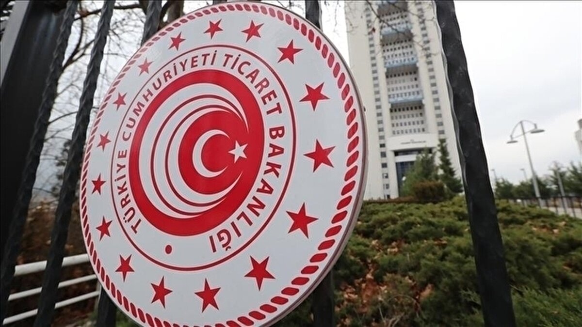 TİCARET BAKANLIĞI 988 PERSONEL ALIMI YAPACAK<br><br>Ticaret Bakanlığı 988 personel alımı ilanı Resmi Gazete'de yayımlandı. İlanla, Ticaret Bakanı Ömer Bolat'ın hafta sonu bilgisini verdiği personel alımına dair detaylar belli oldu.<br><br>Buna göre, 865 sözleşmeli ve 123 kadrolu personel, Bakanlığın merkez, taşra ve döner sermaye teşkilatlarında istihdam edilecek.