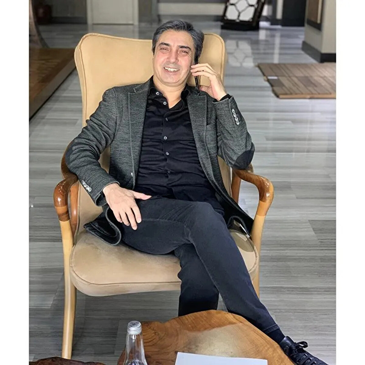 Meslektaşlarının aksine sosyal medyayı aktif kullanmayan ünlü isim, Nusret Gökçe'nin de yer aldığı fotoğrafı Instagram hesabında yayınladı.