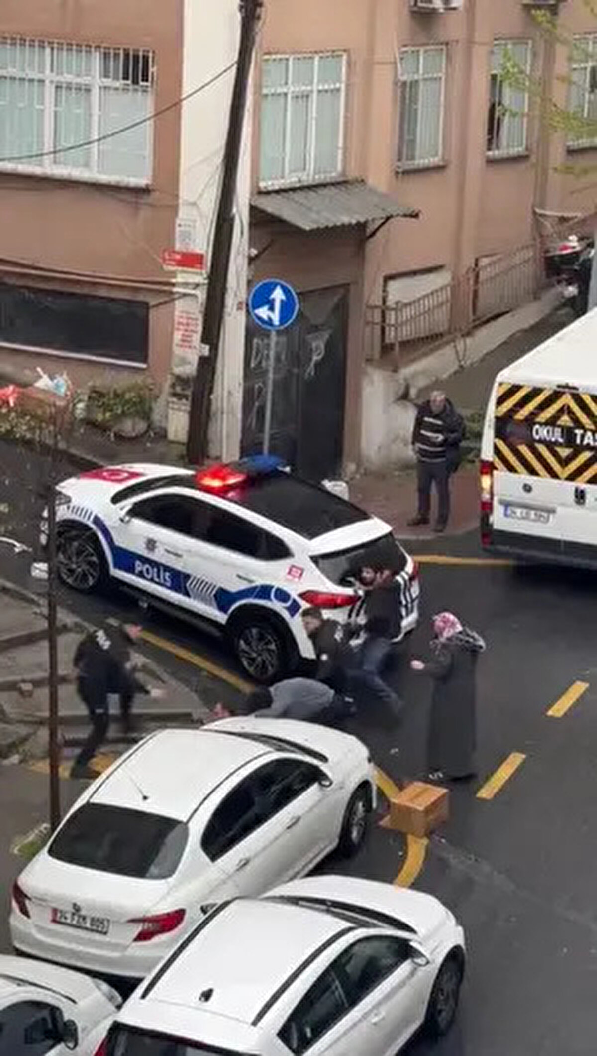 Olay yerine gelen polisi gören dairede oturan kişi de dışarı çıktı.