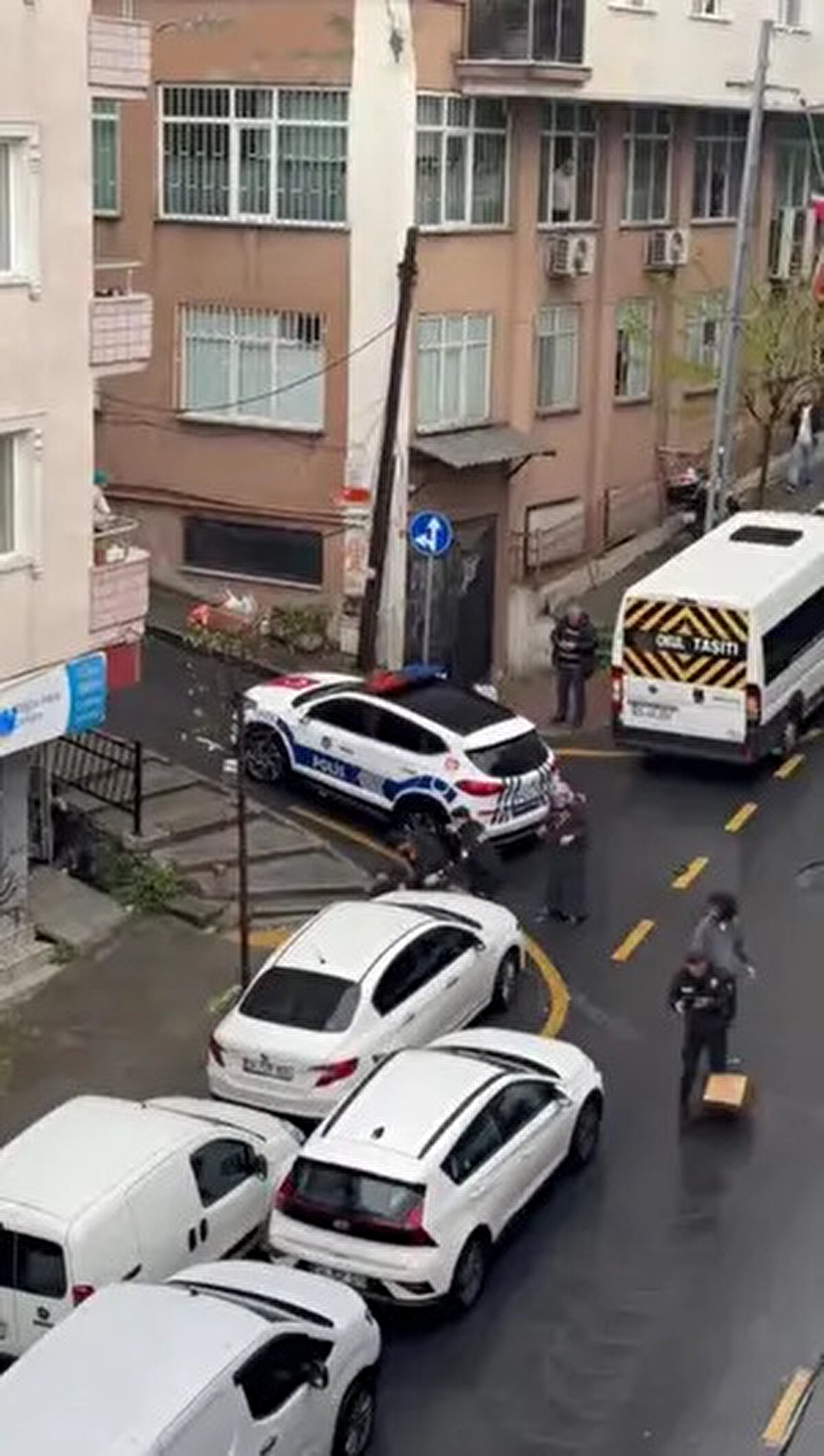 Saldırganlardan biri parke taşı alarak evin camına attı. Bunun üzerine dairede oturan kişi de polis ekiplerine ihbarda bulundu.