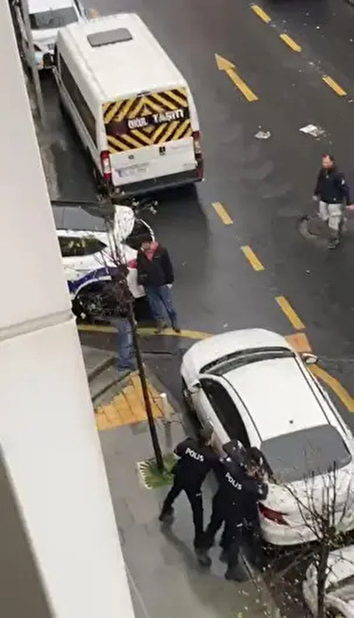 Bu kez de taraflar polisin yanında tekme tokat birbirine girdi. Polis ekiplerinin müdahalesi sonrası taraflar gözaltına alındı. Polis olayla ilgili inceleme başlattı.