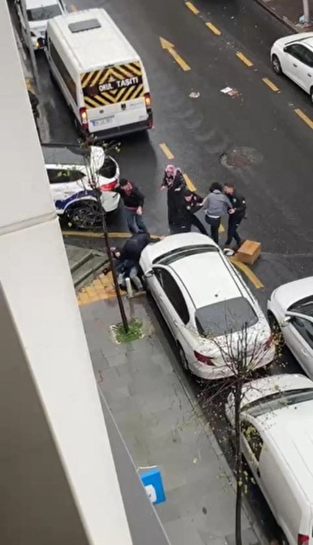 'CAMIMIZI KAPIMIZI TAŞLADILAR'<br>Saldırıya uğrayan Sinan Alhan, "Yaklaşık 3 aydır devam eden bir süreç, kapımıza dayanıp sigara izmariti attığımızı iddia ediyorlar. Biz yapmadık dedikçe, bizim kapımızı çalmaya devam ettiler. Öncesinde bir iki kez daha tartışmıştık. Sonunda dün geldiler kapımıza dayandılar, ben misafirlerimi içeriye alırken cam, kapı ve pencereleri taşladılar. Sonra polis gelince aramızda arbede yaşandı. Komşularımız durduk yere bize saldırdılar. Camımızı ve penceremizi kırdılar. Bizi darbetmeye yaralamaya çalıştılar. Biz de durumdan şikayetçiyiz. Polisler gelince de durmadılar saldırdılar. Polisler gelince aramızda o arbede yaşandı. Sürecin takipçisiyiz şikayetçi olduk. Onlar da bizden<br>şikayetçi olduklarını belirttiler. Müşteki durumda olan biz olduğumuz için sonuçlanmasını bekliyoruz." diye konuştu.