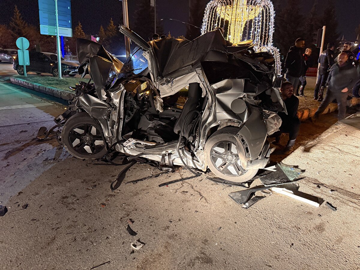 Burada duramayan kamyon, kaza yerinden yaklaşık 600 metre ilerideki Kazım Karabekir Stadı girişindeki trafik ışıklarında bekleyen 2 araca daha çarptıktan sonra kaldırıma çıktı.