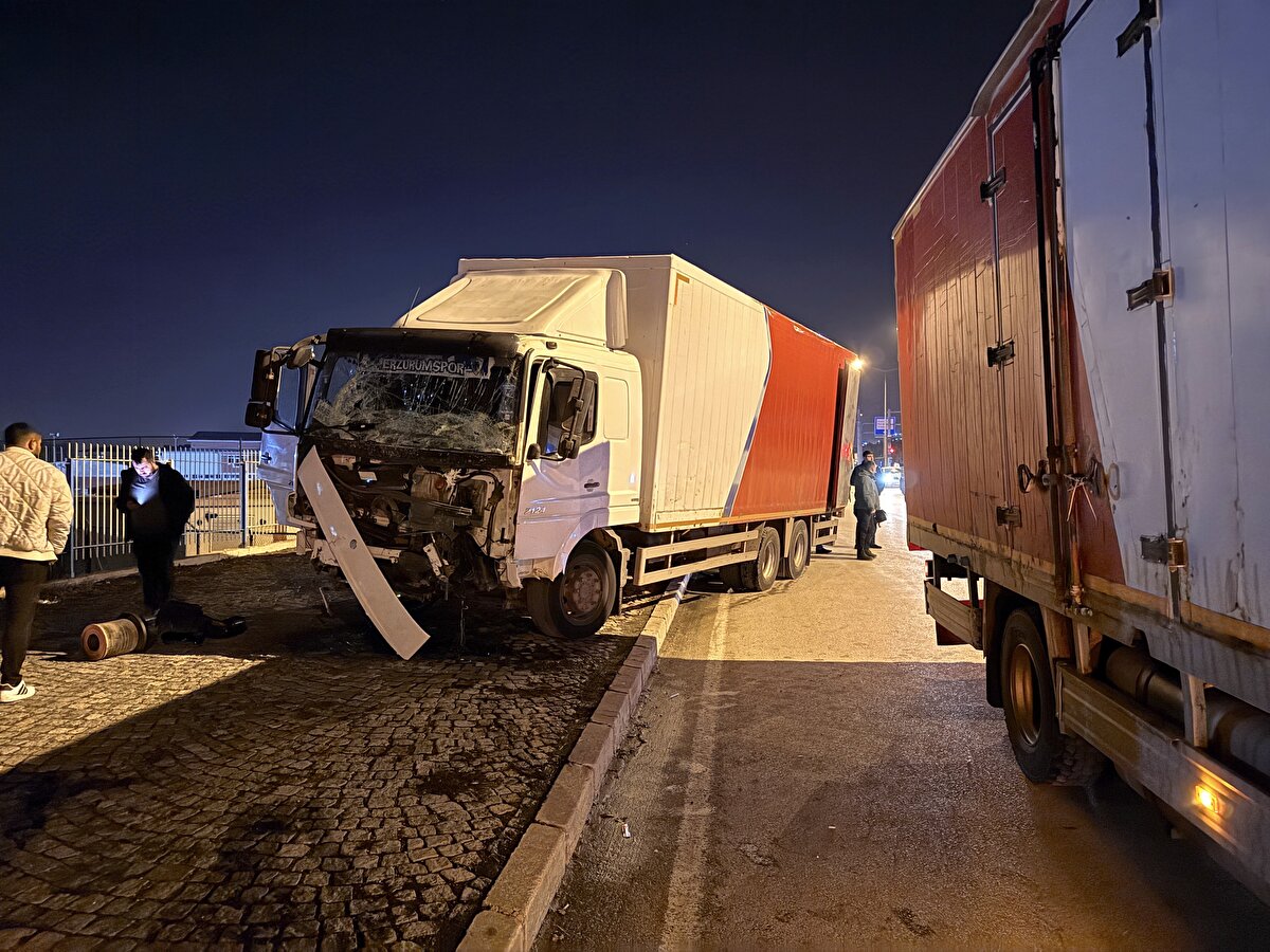 Sürücüsünün kimliği henüz belirlenemeyen 25 LV 948 plakalı bir kargo firmasına ait kamyon, Atatürk Üniversitesi Kavşağı’nda kırmızı ışıkta bekleyen 4 araca çarptı.