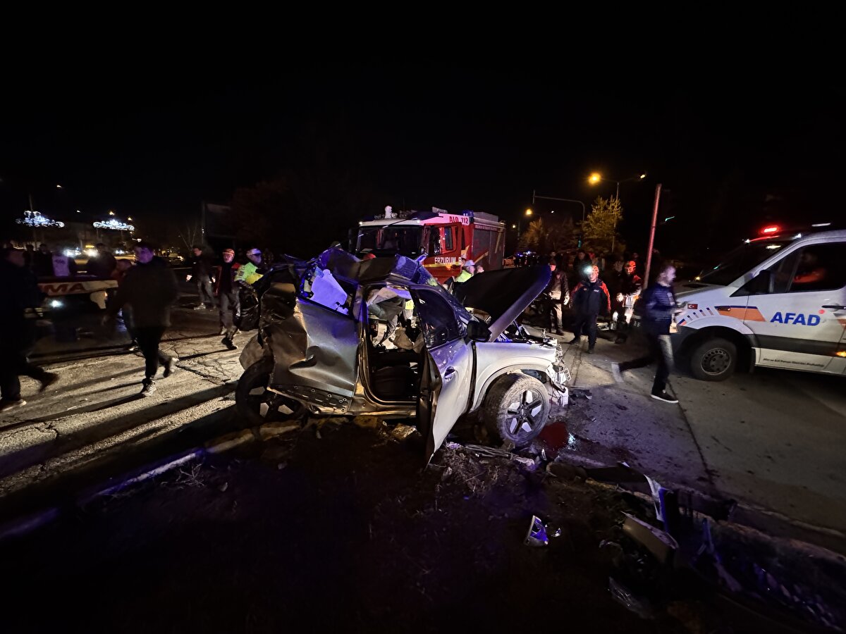 Kazada ilk belirlemelere göre yaralanan kamyon sürücüsü ile araçlardaki 5 kişi, sağlık ekiplerince Erzurum Şehir Hastanesi ile Atatürk Üniversitesi Araştırma Hastanesine kaldırıldı.