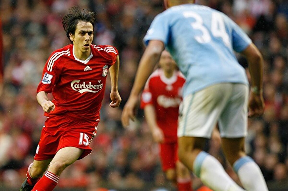 İngiliz basınından The Sun'ın haberine göre emniyet güçleri, atılan el bombasının Gazze'yle alakalı olmadığını bildirdi.