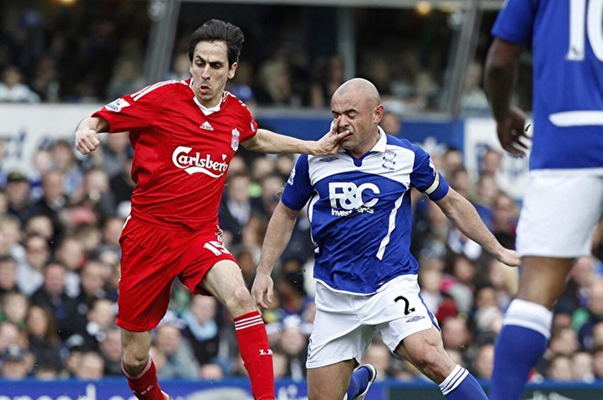 Pazar günü sabah saat 11:00 sularında evin önünden geçen motosikletli birinin attığı ortaya çıkan el bombası için emniyet inceleme başlattı.