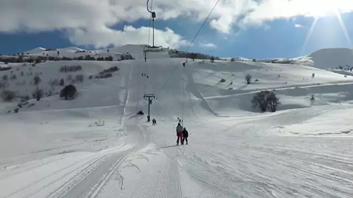 Bayburt’ta deniz seviyesinden 2409 metre yüksekteki Kop Dağı’nın karla kaplı zirvesine çıkanlar ise kayak yapıyor. Yaz ve kış sporlarının aynı günde yapılabildiği bölge yerli yabancı turistlerin ilgi odağı oluyor.
