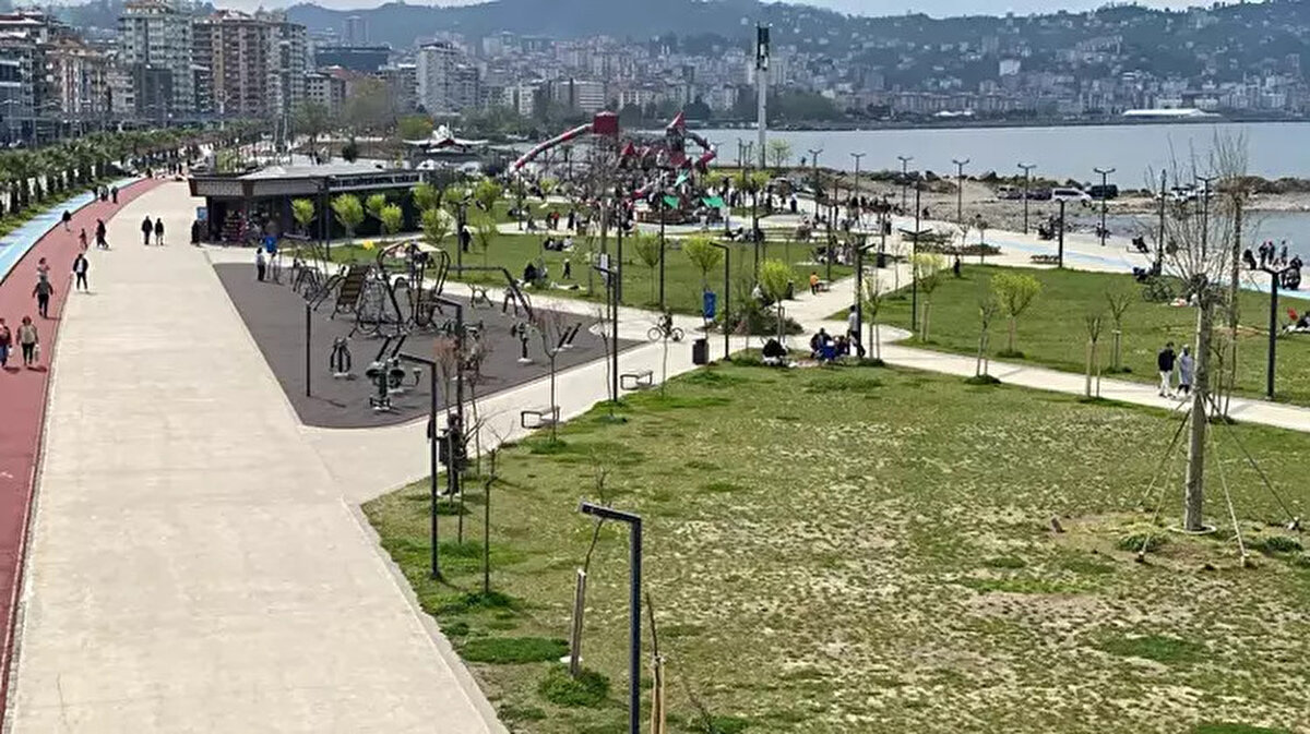 Nisan ayında kayak yapan Emre Karapınar, "Amatör olarak yıllardır kayak yapıyorum. Ergan Dağı ile Palandöken’de de kaydım ama Kop Dağı'ndaki pistin zevkini hiçbir kayak merkezi vermedi. Ailemizle buraya geldik. Çok keyifli eğlenceli vakit geçiyoruz" dedi.