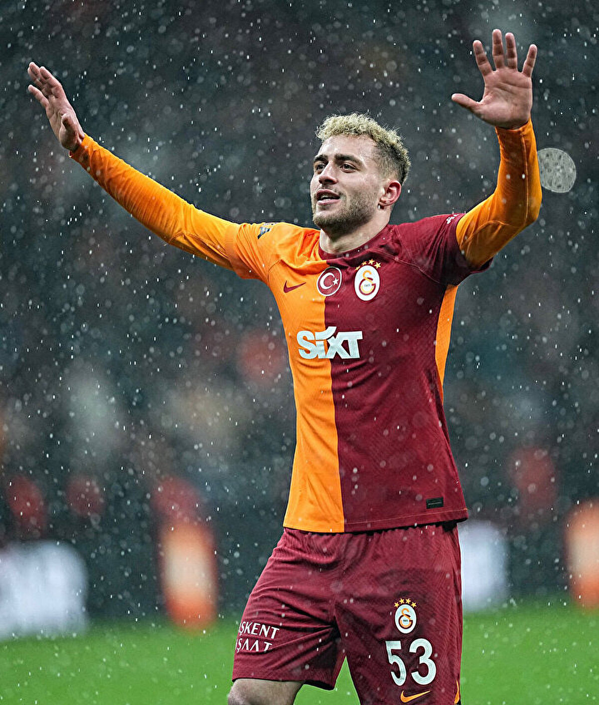 24 yaşındaki oyuncu Avrupa devlerini harekete geçirirken, Galatasaray yönetimi ise onu kolay bırakmaya niyetli değil.<br>