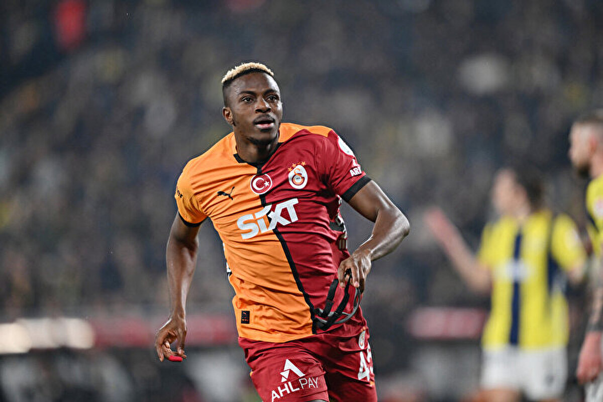 Chelsea'nin Osimhen'in transferiyle artık ilgilenmediği ve yıldız oyuncunun tek talibinin Manchester United olduğu ifade edildi.<br>