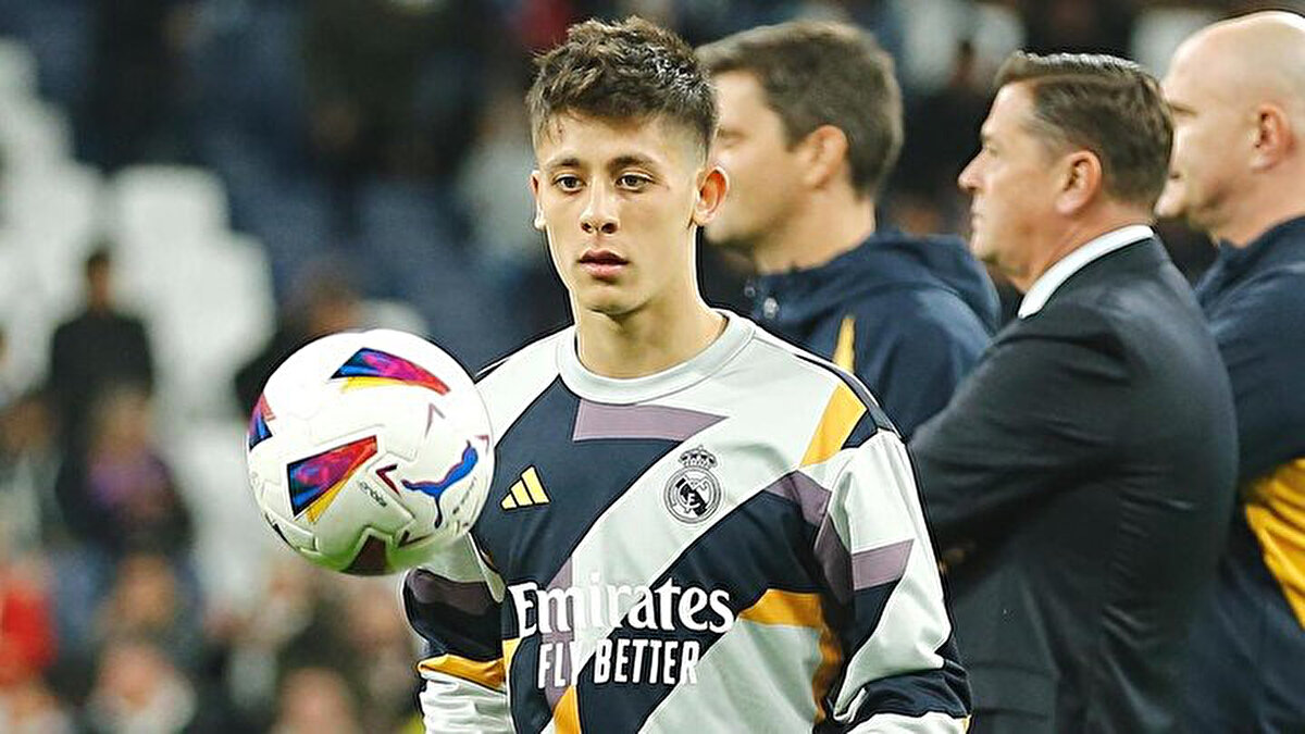 İspanyol basınından Fichajes'te yer alan habere göre; Arsenal, 20 yaşındaki futbolcu için yaklaşık 30 milyon avroluk bir teklif hazırlıyor.<br>