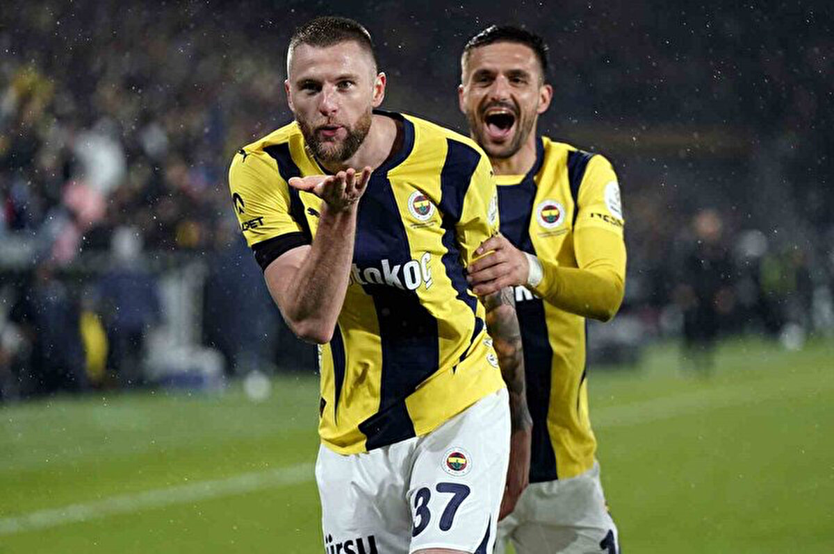 "Fenerbahçe'nin gelecekte onun göstereceği hizmetlere ilgi duyması şaşırtıcı değil. Böyle bir iş birliğinin her iki tarafa da uygun olacağı anlaşılıyor. Bu nedenle yaz döneminde sıcak bir transfer konusu olacak."<br>