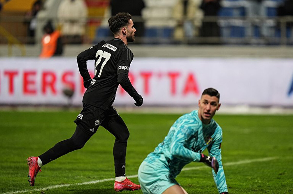 Işık yaptığı açıklamada, "Berke Özer, Galatasaray'a gitti diye biliyorum." ifadelerini kullandı.<br>