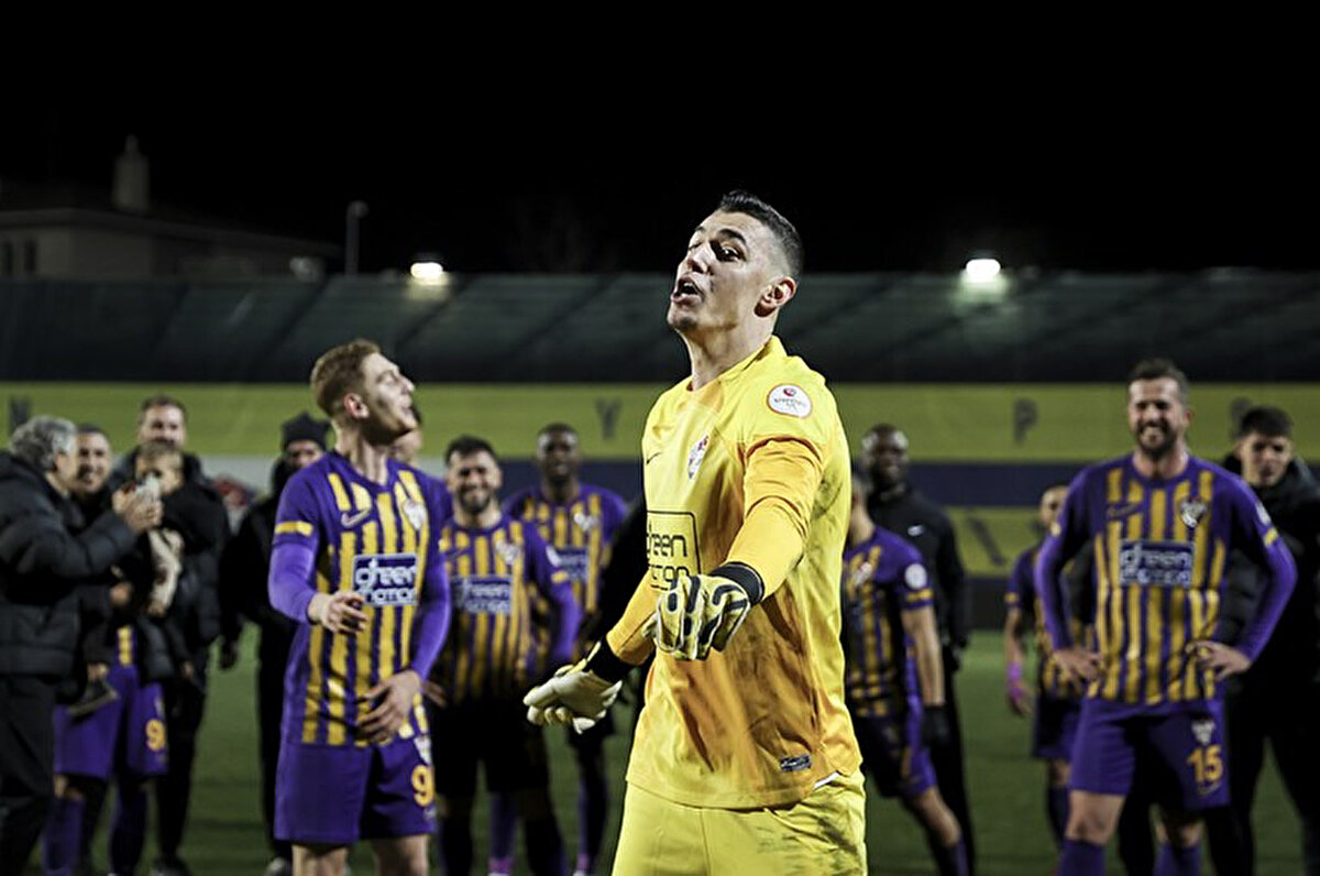 DHA'nın haberine göre, Berke Özer'i radarına alan Aston Villa, milli eldiven için teklif yapmaya hazırlanıyor.<br>