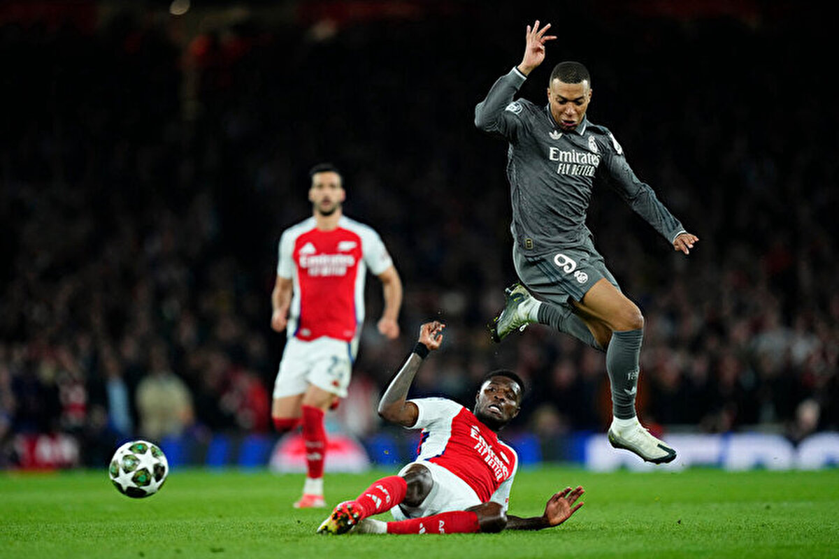 NTV Spor'da yer alan habere göre Arsenal'ın Real Madrid karşısında aldığı galibiyetin ardından İngiltere Premier Lig'in Şampiyonlar Ligi 2025/26 sezonuna ekstra takım göndermesi netleşti.<br>