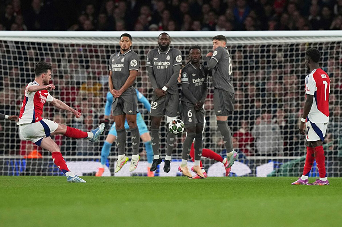 Serbest vuruşta topun başına geçen Declan Rice, yine doğrudan kaleyi düşündü.<br><br>