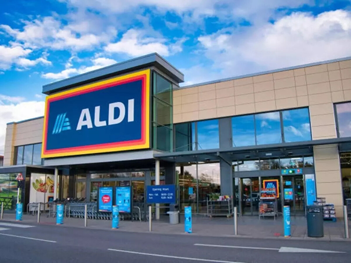 Dünyaca ünlü market Aldi, şiddetli süt alerjisi olanlar için tehlikeli olabileceği endişesiyle kendi markalı baby patateslerini ölümcül süt alerji riski nedeniyle acilen geri çağırdı.