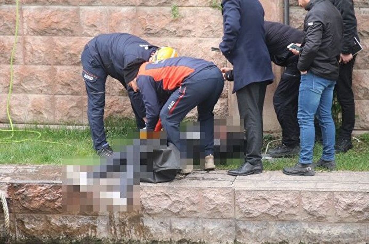 Eskişehir'de, kan donduran bir olay yaşandı. İstiklal Mahallesi Adalar mevkiinde Porsuk Çayı kenarında, sabah saatlerinde yürüyenler, suda hareketsiz yatan kişiyi görünce, polise ihbarda bulundu.<br>KİMLİK TESPİTİ YAPILDI<br>DHA'daki habere göre bölgeye polis, sağlık ve AFAD ekipleri sevk edildi. Sudan halata bağlanarak çıkarılan cesedin, Muhsin Emin Erbaş'a (20) ait olduğu belirlendi.