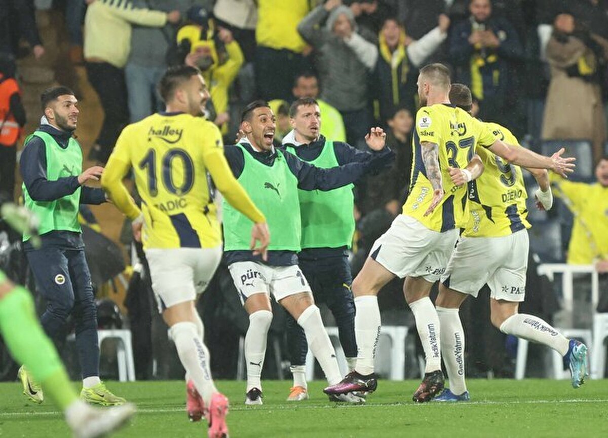 Fenerbahçe cephesinde şampiyonluk hesapları netleşti. Sarı-lacivertliler, sezonun son 8 haftasını kayıpsız geçmeyi hedefliyor.