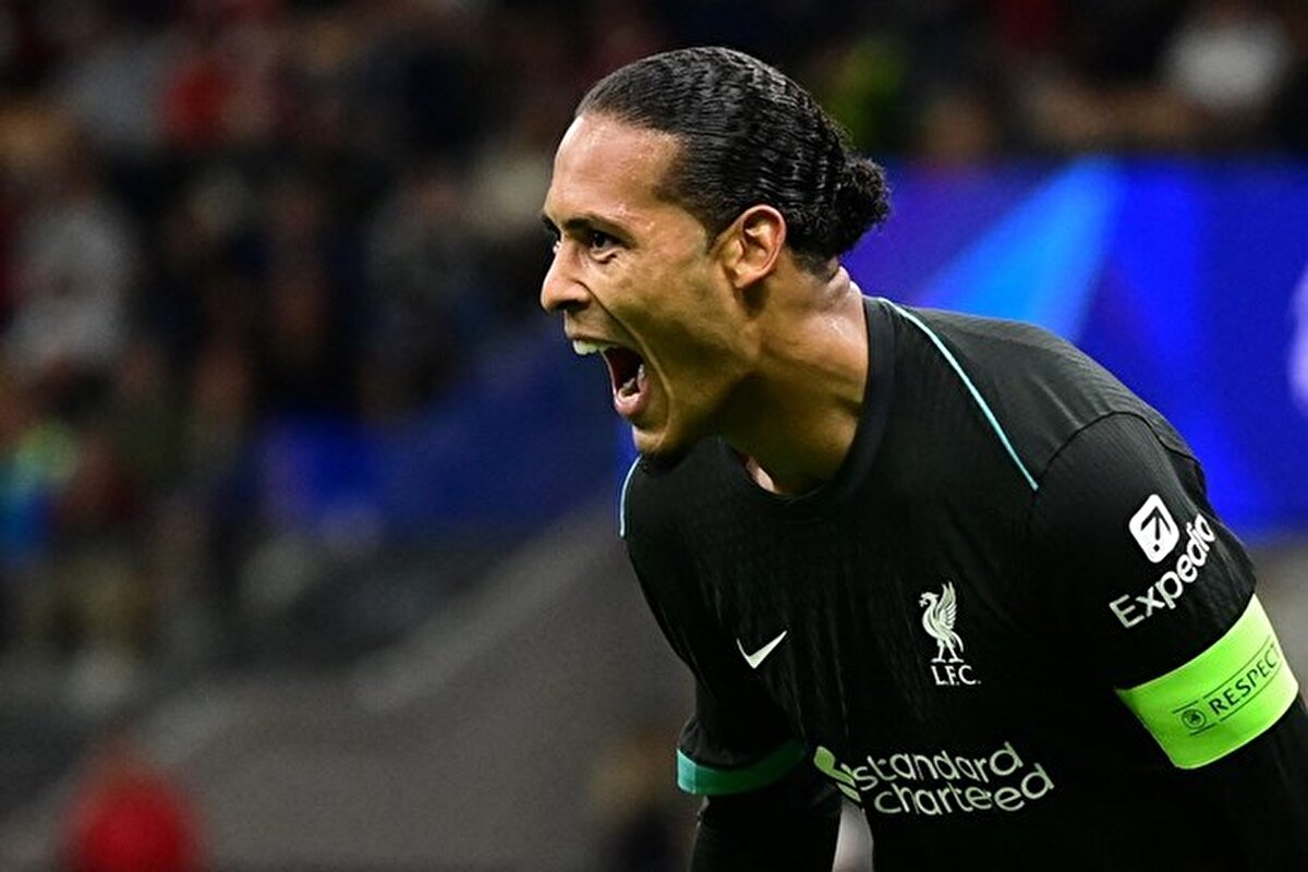 <br>Virgil van Dijk ise Salah'ın transfer edildiği sezonun devre arasında Southampton'dan 85 milyon Euro'ya kadroya eklendi. Hollandalı stoper, İngiliz devinde 313 maça çıkarken 26 gol attı ve 13 asist yaptı.
