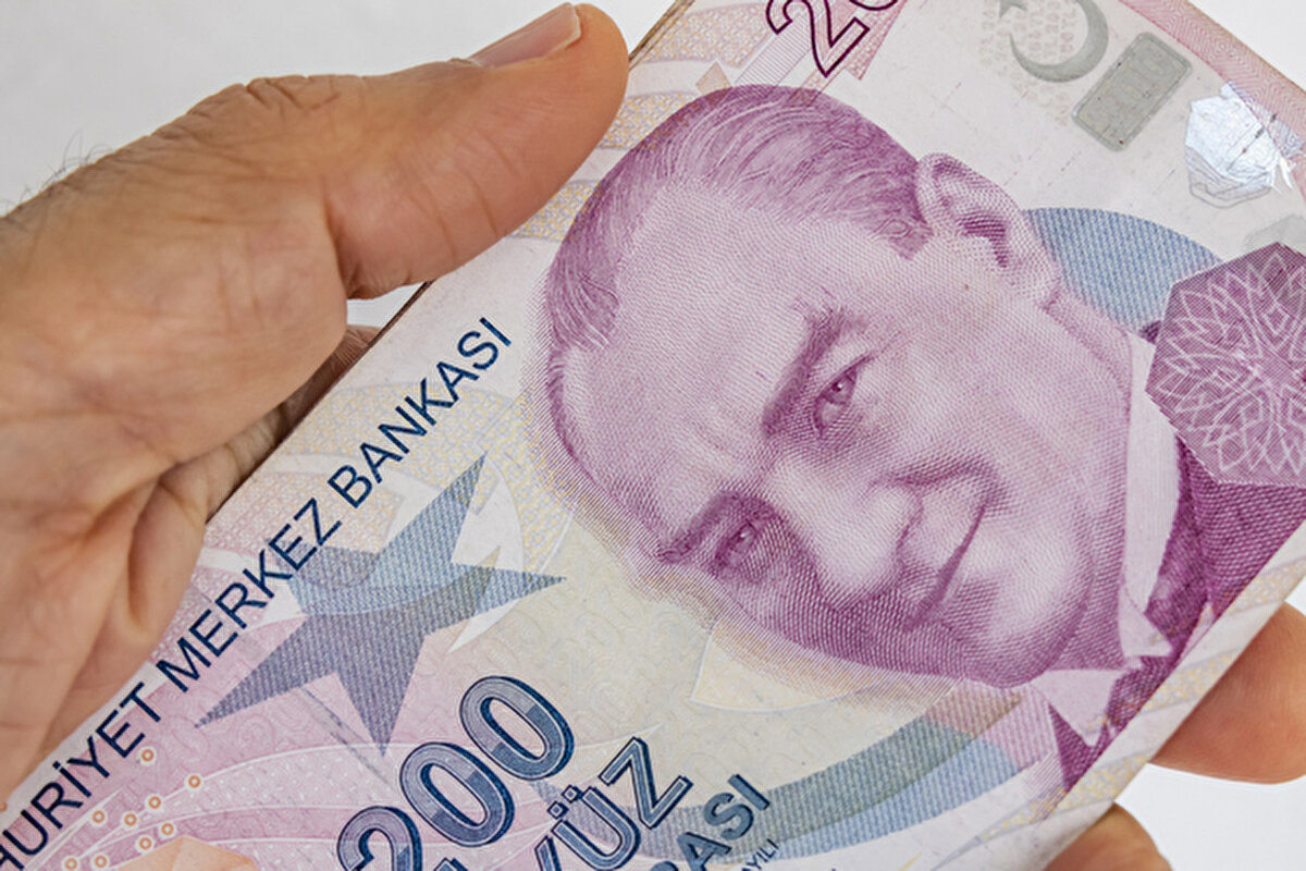 DENİZBANK EMEKLİ PROMOSYON<br><br>Emekli maaşını DenizBank‘tan alanlar 20.000 TL’ye varan nakit promosyon ve emeklilere özel sayısız ayrıcalıktan faydalanabilecekler. Kampanya 04.10.2024 ile 30.06.2025 tarihleri arasında DenizBank’ta yeni hesap açan ve 3 yıl süre ile maaş alma sözü veren emekliler ile Bankamızdan emekli maaşı almakta olan mevcut 3 yıllık taahhüdü kampanya dönemi içerisinde biten emekliler için geçerlidir.<br><br>0-9.999 TL arası maaş alanlara 5.000 TL,<br><br>10.000 TL - 14.999 TL arası maaş alanlara 8.000 TL,<br><br>15.000 TL - 19.999 TL arası maaş alanlara 10.000 TL,<br><br>20.000 TL ve üzeri maaş alanlara 12.000 TL nakit promosyon ödemesi yapılacaktır.<br><br>Ayrıca Yeni hesap açan ve kampanyaya katılan emeklilerimize ek olarak;<br><br>Mobil Deniz uygulamasını indirip kullanması durumunda 1,000 TL Nakit,<br><br>KMH ürün başvurusu yaparak ürüne sahip olması durumunda 1,000 TL Nakit,<br><br>Kredi Kartı başvurusu yaparak ürüne sahip olması durumunda 2,000 TL Nakit,<br><br>Fatura otomatik ödeme talimatı vermesi durumunda maaş tutarına göre;<br><br>0-9.999 TL arası maaş alanlara 1.000 TL,<br><br>10.000 TL - 14.999 TL arası maaş alanlara 2.000 TL,<br><br>15.000 TL - 19.999 TL arası maaş alanlara 3.000 TL,<br><br>20.000 TL ve üzeri maaş alanlara 4.000 TL nakit promosyon ödemesi yapılacaktır.