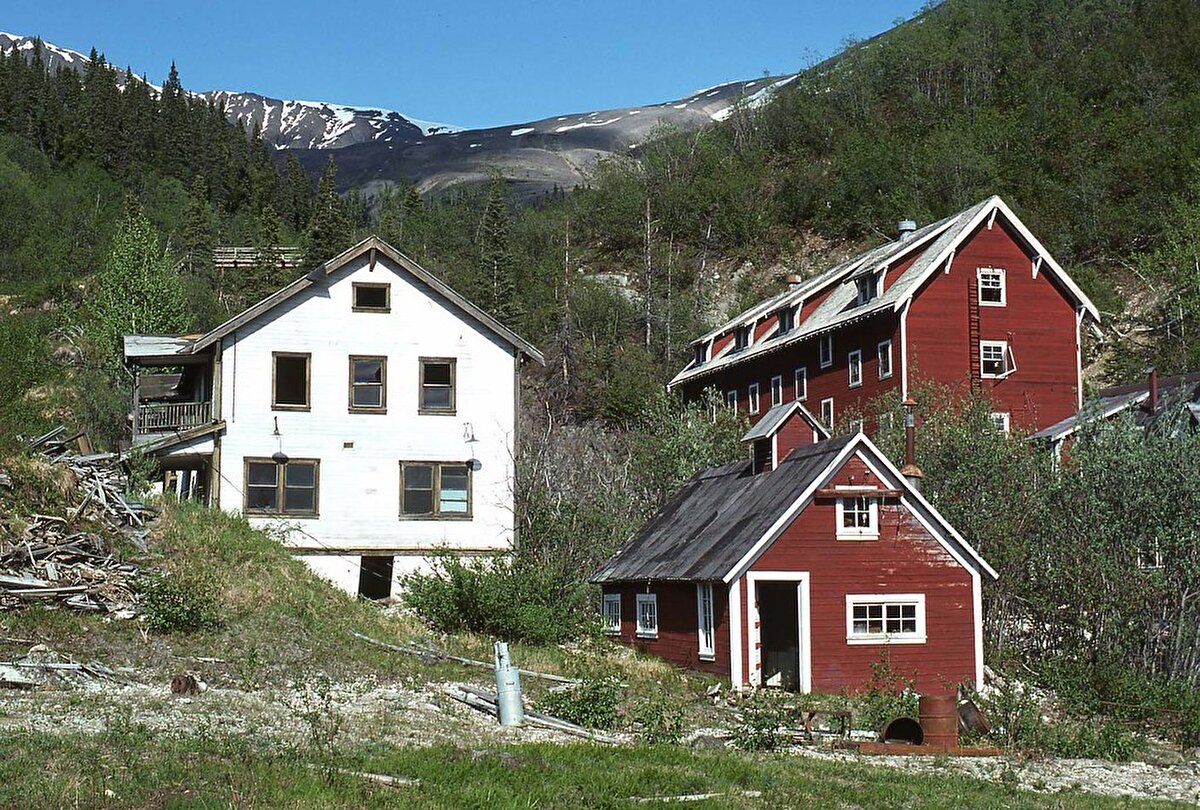 Kennecott, Alaska - Donmuş zamanın kasabası<br><br>1903 yılında Alaska’da kurulan Kennecott, zengin bakır yataklarıyla hızla gelişti. Ancak 1938’de madenlerin tükenmesiyle terk edildi. Uzun yıllar atıl kalan kasaba, 1998’de tarihi alan ilan edildi. Günümüzde ziyaretçilere açık olan bölge, geçmişteki maden kasabası yaşamını gözler önüne seriyor.