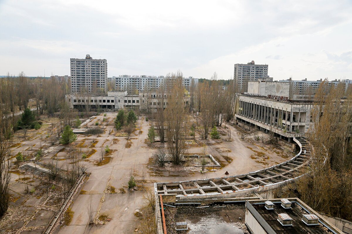 Pripyat, Ukrayna - Çernobil felaketinin tanığı<br><br>1986’da yaşanan Çernobil nükleer kazasının ardından tamamen boşaltılan Pripyat kenti, zamanla doğanın hakimiyetine girdi. Oyuncaklar, gaz maskeleri, kreşlerdeki beşikler ve terk edilmiş lunapark görüntüleriyle bölge, radyasyonun karanlık etkilerini yansıtan bir açık hava müzesi haline geldi. Kentin çevresindeki yasak bölgenin 20 bin yıl boyunca yerleşime kapalı kalacağı öngörülüyor.