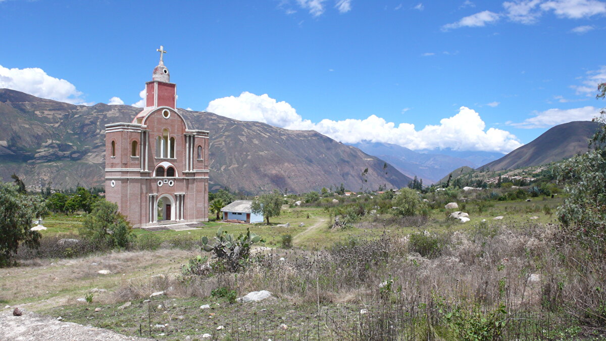 Yungay, Peru - Bir anda yok olan kasaba<br><br>1970’te meydana gelen büyük deprem ve ardından gelen heyelan, Peru’nun Yungay kasabasını tamamen yok etti. Kasaba, birkaç dakika içinde toprağın altına gömüldü. 74 bin kişinin hayatını kaybettiği felaket sonrası bölgeden yalnızca birkaç yapı ayakta kaldı. Bugün geride kalanlar, doğa karşısındaki insan kırılganlığını gözler önüne seriyor.