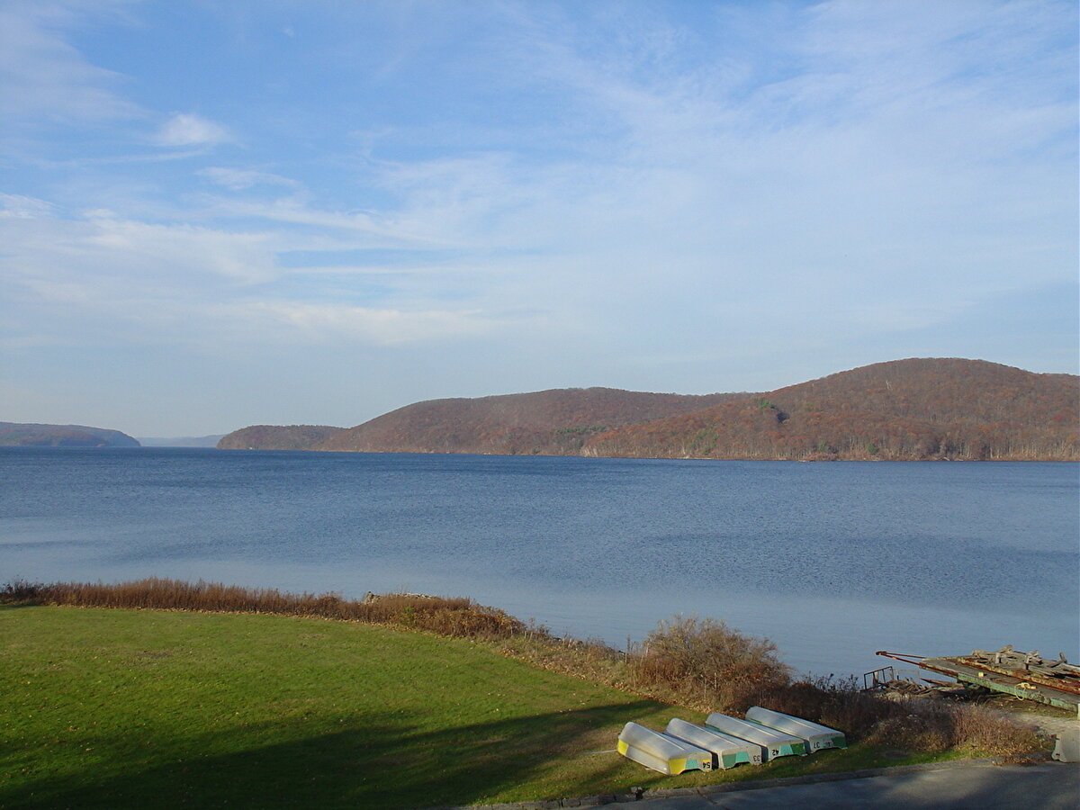 Quabbin Rezervuarı, Massachusetts - Sular altında kalan hayalet kasabalar<br><br>ABD’nin Massachusetts eyaletinde, Quabbin Rezervuarı’nın inşası için Dana, Enfield, Greenwich ve Prescott kasabaları tamamen boşaltıldı. 1920’lerde su temin projesi için bölge sakinleri tahliye edildi; mezarlıklar dahi başka yere taşındı. Bugün bu kasabalar, baraj gölünün derinliklerinde yer alıyor.