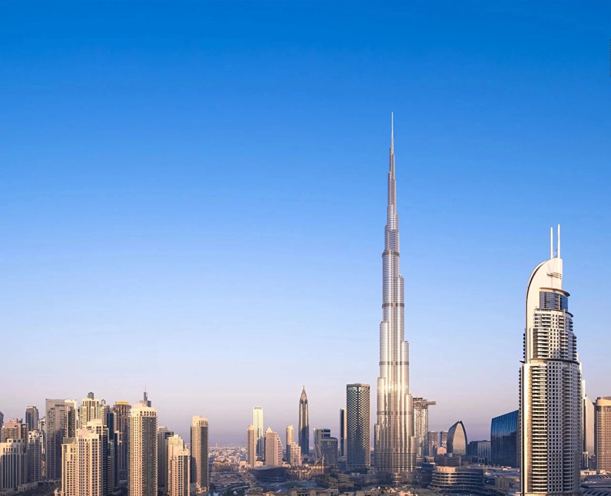 Dünyanın en yüksek binası Burj Khalifa’nın, muhteşem manzaraya sahip dairesi satışa çıkarıldı. Bulutlar arasında gökyüzüne ulaşan eşsiz manzarası ile nefesleri kesen çatı katı, gün doğumu ve gün batımını sınırsız çöl manzarasıyla sunuyor.Burj Khalifa’nın çatı katının dünyanın en yüksek konutları arasında yer alıyor. Fiyatı ise dudak uçuklatıyor.