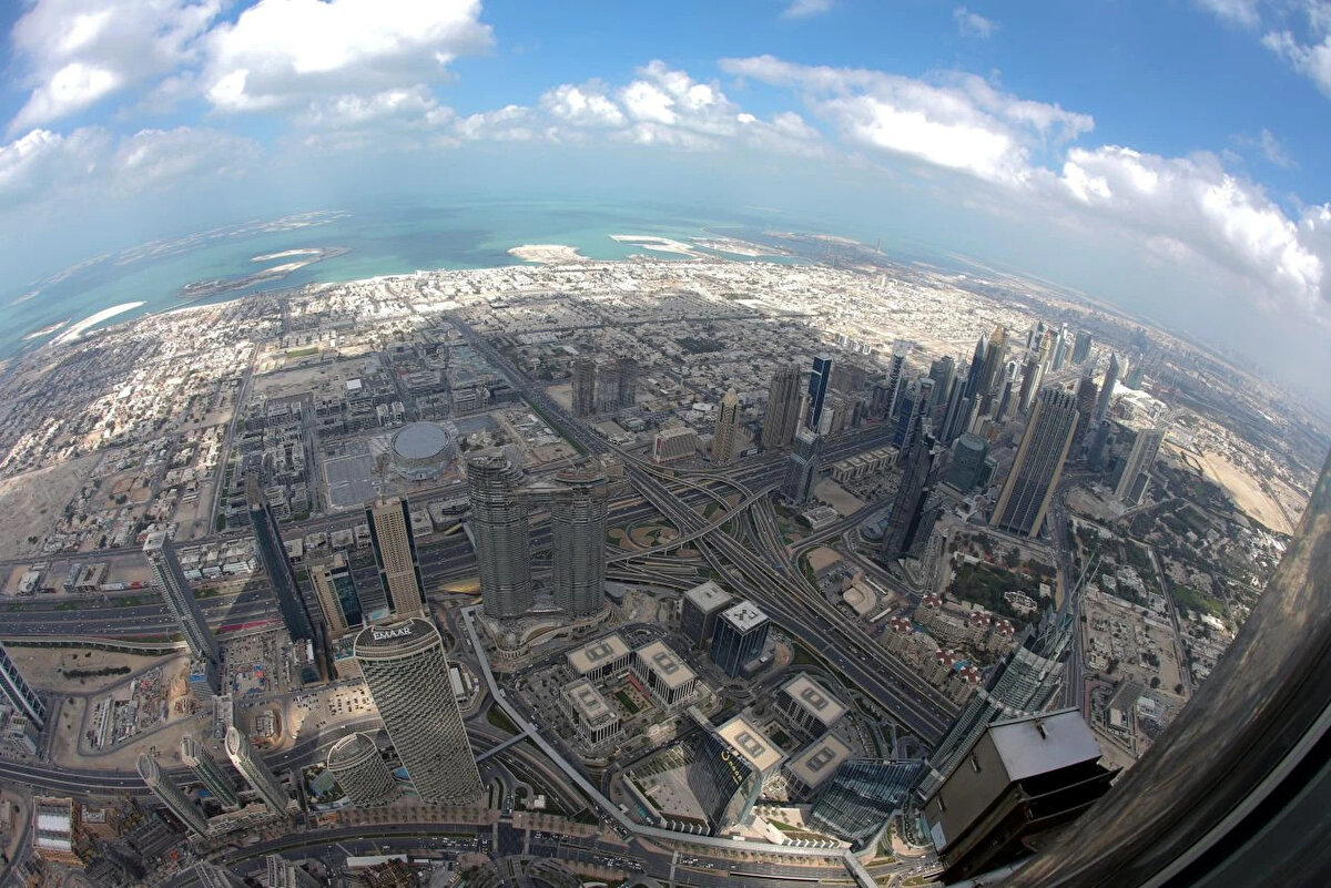 Şehrin üzerinde yüzüyormuş gibi…<br><br>Konut şu anda tamamlanmamış olsa da, çizimler alıcıların mekanla neler yapabileceklerine dair bir fikir veriyor. Herhangi bir senaryoda, pencereler konutun en önemli parçası olmaya devam ediyor. Kahn, "Genellikle tüm duvarı kaplayan pencereler, altındaki dünyanın neredeyse kesintisiz bir görüntüsünü yaratıyor," diyor. "Şehrin üzerinde yüzüyormuş gibi hissediyorsunuz, karmaşasından tamamen uzakta."