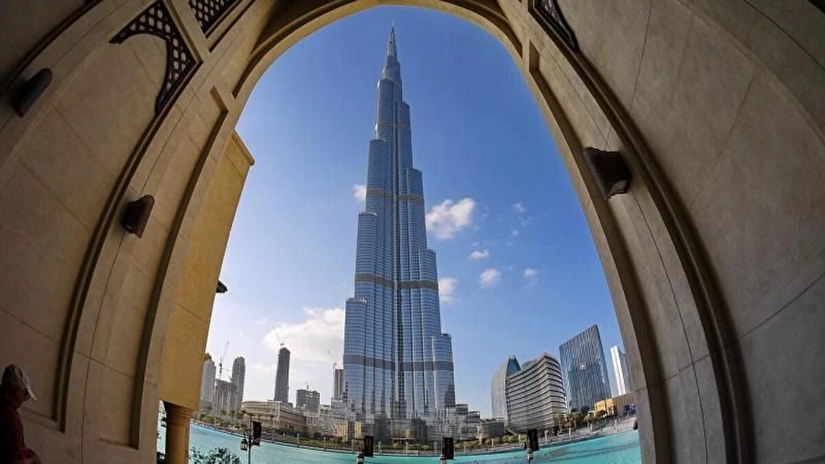 Burj Khalifa'nın çatı katından daha yüksek yer var mı?<br><br>Burj Khalifa çatı katı binanın en yüksek konutu olsa da, üstünde 50 kat daha var. Bu katların birçoğunda bakım tesisleri ve şirket ofisleri bulunuyor, ancak bazı halka açık alanlar da var. Dünyanın en yüksek restoranı olan At.mosphere , binanın 122. katında yer alırken, gözlem güverteleri 124. ve 125. katlara yayılmış durumda.