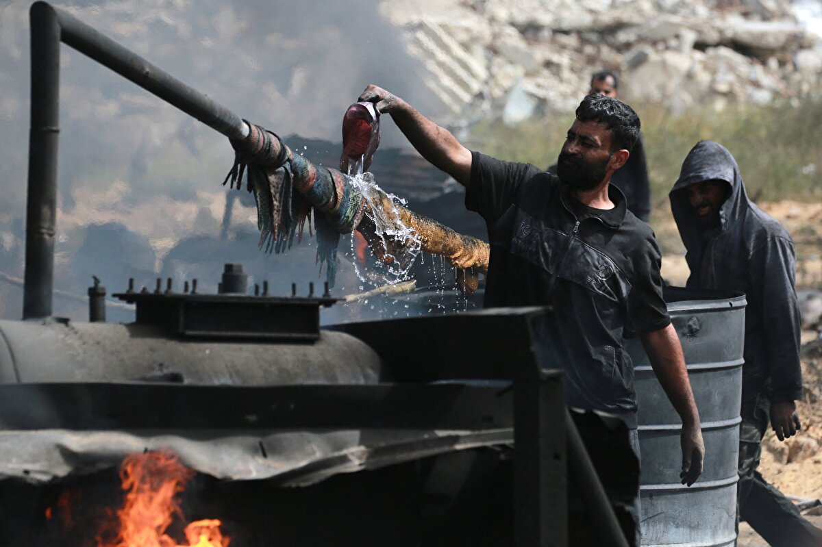 Topladıkları aletler ve plastik atıkları kullanarak, yakıt üretmek için zorlu ama yaratıcı bir süreç tasarladılar; çöpü bir can simidine dönüştürdüler.