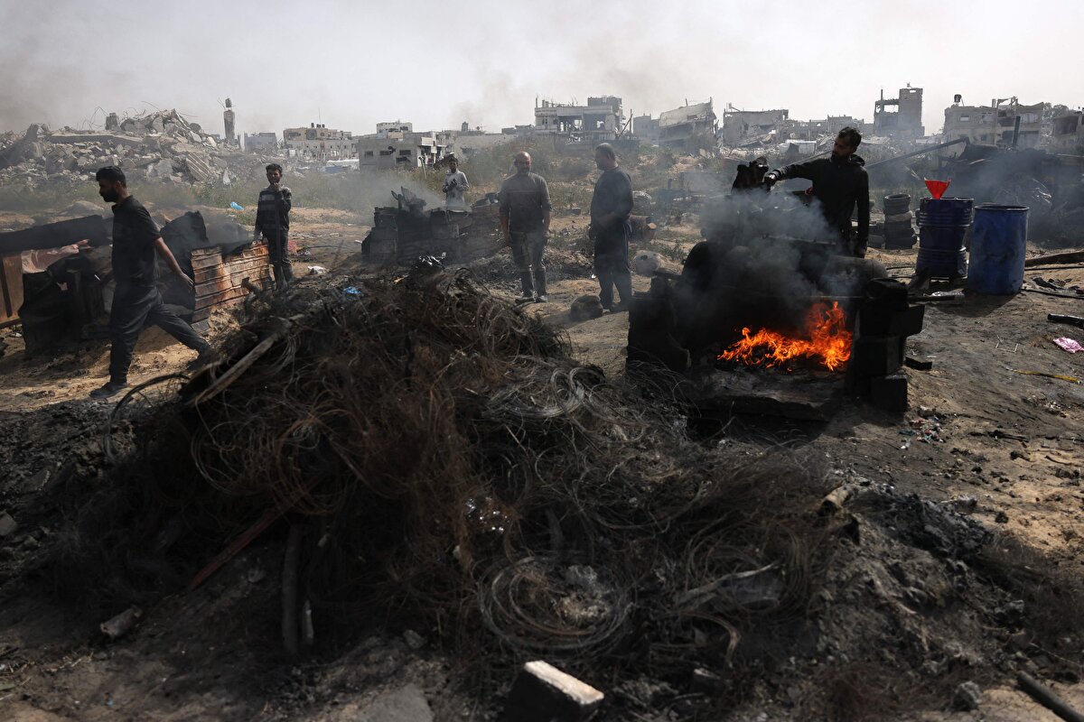 İsrail'in bölgeye uyguladığı tam ablukanın ardından yaşanan ciddi kıtlık ortasında yakıt üretmek, ışıkların açık tutulmasından motor ve akülerin çalışır durumda tutulmasına büyük bir ihtiyaç haline geldi.