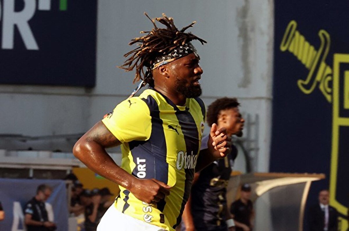 "Tanrının bana bahşettiklerinden dolayı her ne kadar keyif alsam da sizlerin de üzüleceği şeyler olabiliyor, sevdiğiniz insanların başına bir şeyler gelebiliyor. Taraftarlarımız, camiamız için futbol oynuyoruz. Şunun da çok iyi bilincindeyiz ki; bu sene gelecek olan şampiyonluk taraftarlarımız için çok ama çok önemli. Tabii ki de kolay bir süreç olmayabiliyor, zor durumlar yaşayabiliyorsunuz. Ama bizler taraftarlarımız için elimizden gelenin en iyisini ortaya koyuyoruz. Bu noktada babamı kaybedebilirdim. Yaşamış olduğum süreç de beni çok etkiledi. Ben aslında basit bir insanım. Herkes gibi düşünüyorum. Babam şimdi çok daha iyi. Babamı çok seviyorum. Babam çok daha iyi ve bundan dolayı çok mutluyum."