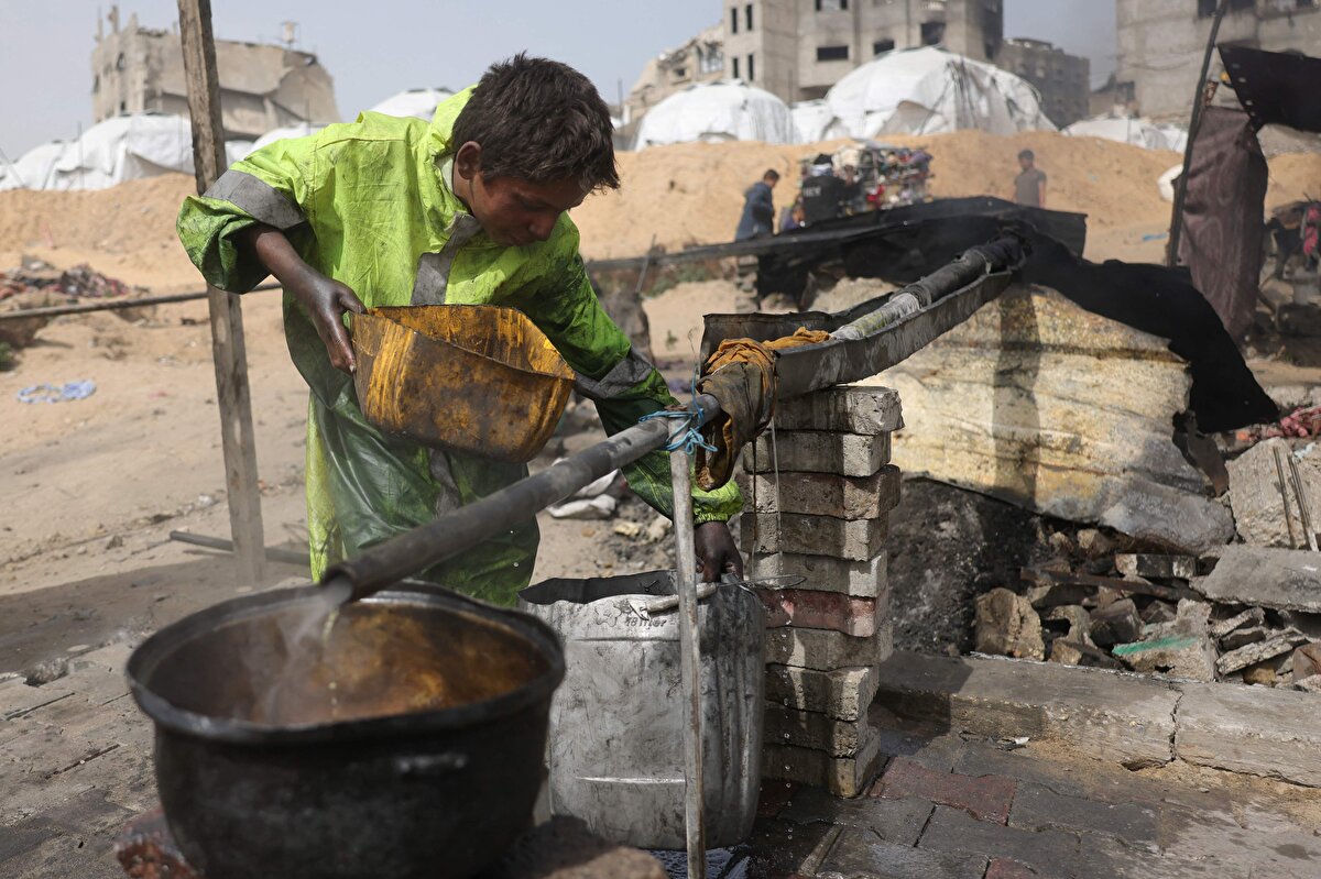 Gazze Şeridi'nin kuzeyindeki Cibaliye’de kararlı bir grup Filistinli, sıfırdan ilkel bir yakıt çıkarma tesisi inşa etti.