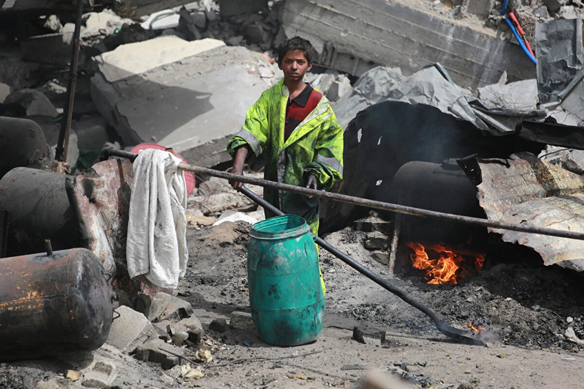 Dünyanın en kaynak kıtlığı çeken bölgelerinden kuşatma altındaki Gazze Şeridi sakinleri sentetik yakıt üretmek için plastik atıklarını yakmaya başladılar.