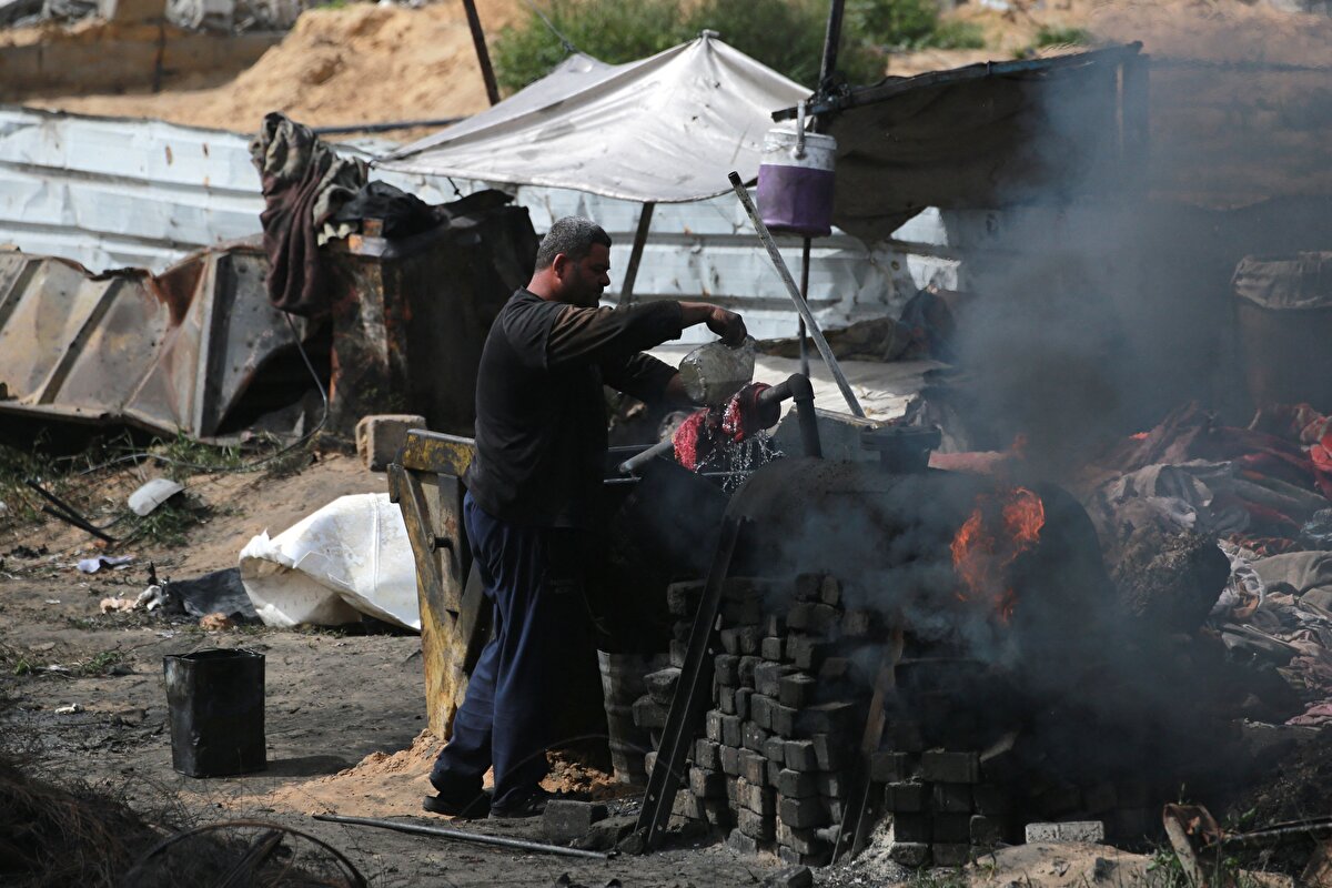 Plastik yakma süreci zorluklarla dolu, yakmalar da riskli ve bombardımana maruz kalma durumu söz konusu, ancak buna mecbur bırakılan Gazzeliler olabildiğince dirayetli davranıyor.