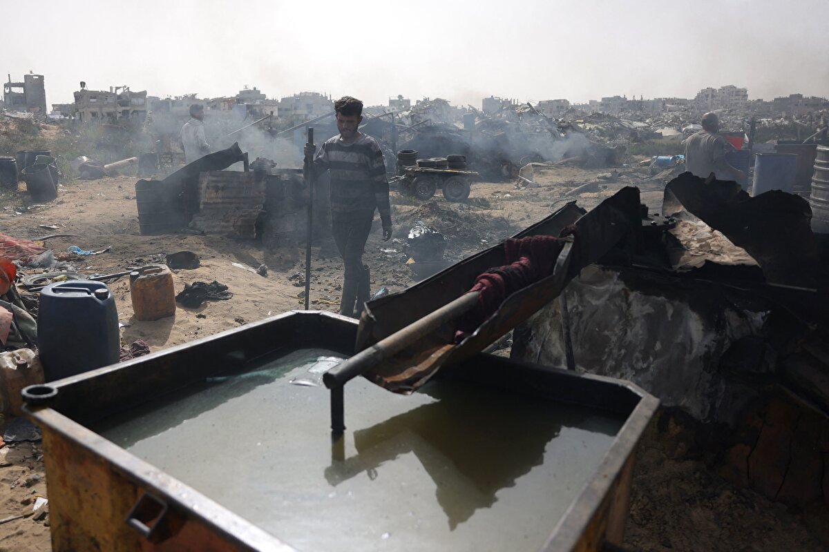 “Piroliz” olarak bilinen işlem, ham petrolü çıkarmak için oksijensiz bir ortamda plastiği ısıtmayı ve ardından rafine edilerek otomobiller ve elektrik jeneratörleri için dizel benzeri yakıta dönüştürmeyi içeriyor.