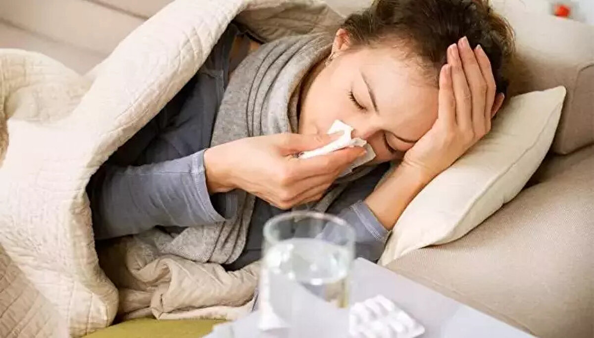 Çok ileri düzeylerde ise Cerrahi tedavi sağlarız. Günümüzde hemen hemen her yaşta gözüküyor. Eskiden, çocuklarda çok gözükmüyordu ancak neredeyse 1 yaşından sonra her yaşta gözükebiliyor. Ama en çok yaş aralığı bulgusu, 18 ile 25 yaş arasında çıkıyor. Alerjik rinit tedavi edilir bir hastalıktır. Tedavisini sağlayabiliriz bu eziyetleri boşuna çekmeyin. Alerjik rinitin tedavisinde uyulması gereken kurallar vardır. Bu kurallara uymak lazımdır. Bunun içinde bilen uzman bir hekime danışarak bunun tedavisini uygulayarak bu eziyetten kurtulabilirler’’ şeklinde konuştu.