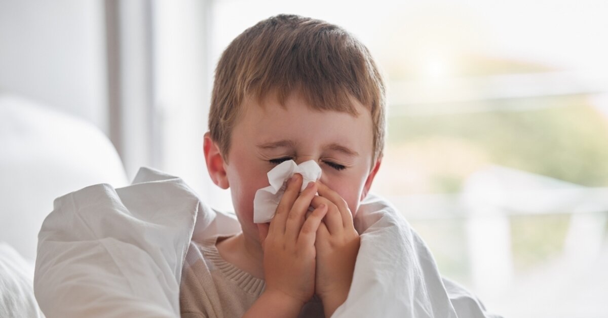 ’’Alerjik rinit tedavi edilir bir hastalıktır’’<br><br>Son olarak bu hastalığın görüldüğü yaş aralığına değinen Op. Dr. Özer uyarılarda bulunarak, "Tedavide ciddi bir şekilde önce hastanın alerjen olduğu maddeyi tanıyıp, bundan uzaklaştırmak. Bunu yaptıktan sonra, yine hastada bulgular varsa anti-istaminik tedavileri burundan kortizon spreyleri veririz. İleri düzeyde, alerjik riniti bulunan hastaya ağızdan kortizon ilaçlar veririz. Bazen ise alerjik rinitle baş edemeyiz. Baş edemediğimiz zamanda burunda etler polipler ve kompilasyonlar çıkabilir.
