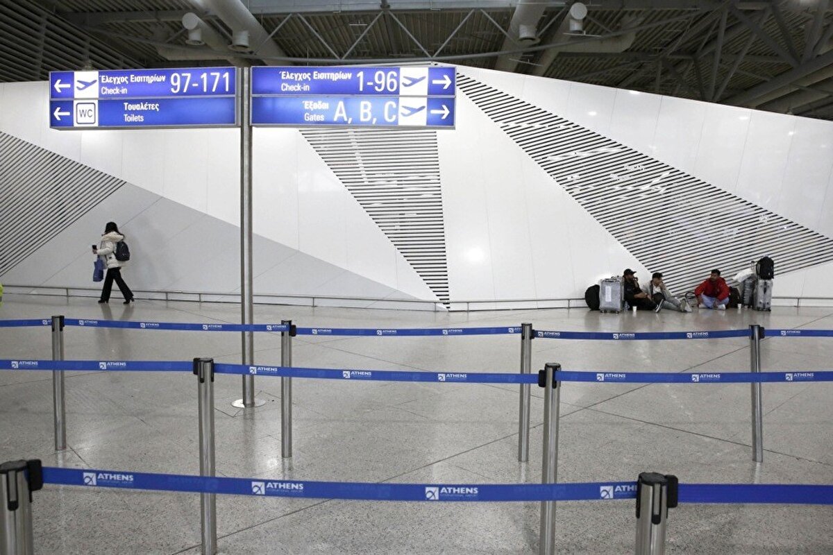 Bir günlük grev nedeniyle feribot seferlerinin iptal edildiği ülkede uçak ve tren seferleri de durdu. Ülke genelinde tren seferleri dururken, başkent Atina’daki otobüs ve metro çalışanları da iş bırakma eylemi yaptı.<br>Yunanistan Hava Trafik Kontrolörleri Birliği tarafından yapılan açıklamada, 24 saatlik grev nedeniyle ülkede askeri uçuşların yanı sıra yalnızca sağlık, arama-kurtarma ve insani yardım hizmetlerinin verileceği duyuruldu.