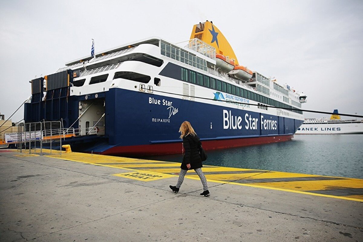 Yunanistan’da, artan yaşam maliyetleriyle başa çıkabilmek için daha yüksek ücretler talep eden ülkenin en büyük iş sendikaları greve gitti. Yunanistan’da işçilerin grev kararının ardından ulaşım durdu. 
